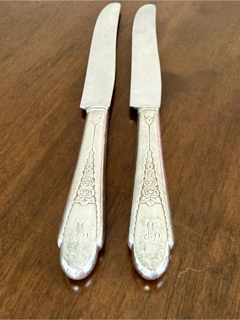 Vintage Wm Rogers & Son Set of 2 Silverplate Floral Dinner Knives Monogram M